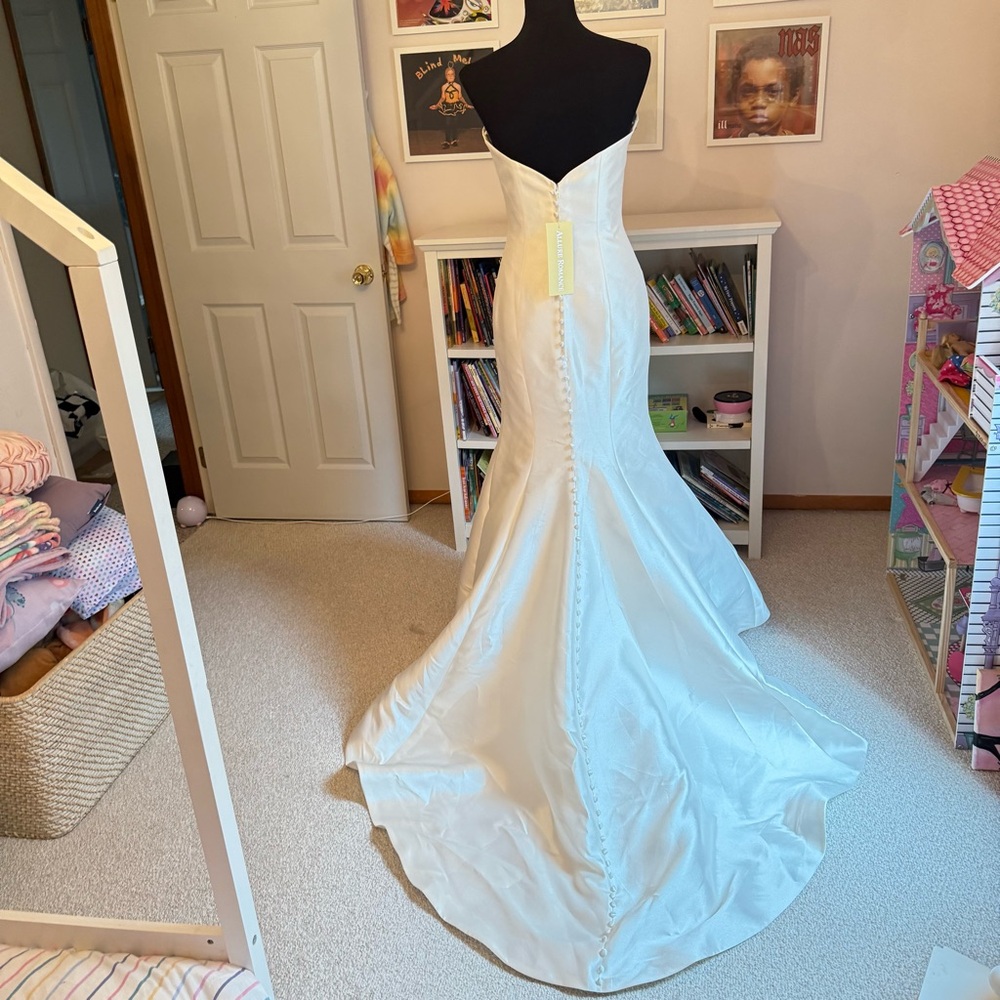 Ivory Buttoned Wedding Dress Never Been Worn - New With Tags Measurements below